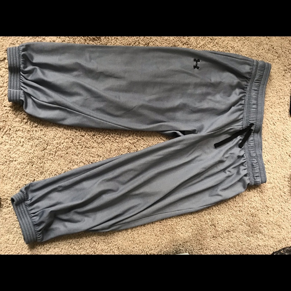 Women’s cropped under amour sweats!
